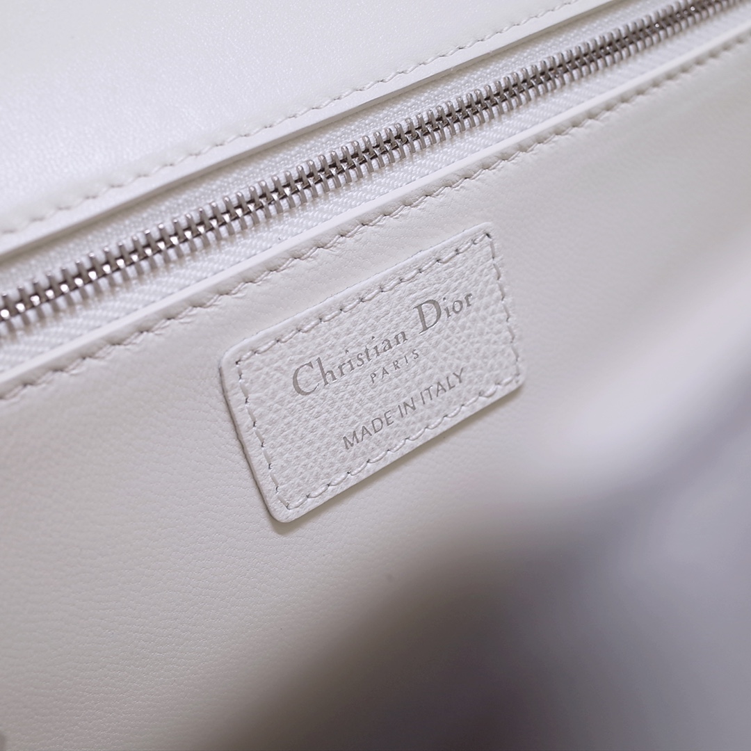 30 Montaigne Chain Bag White Grained Calfskin